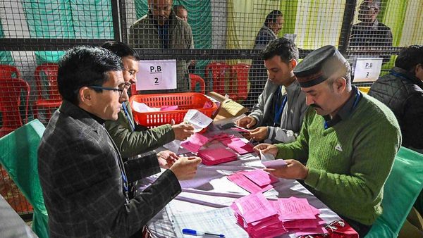 మొదలైన ఈవీఎంల కౌంటింగ్.. పోస్టల్ బ్యాలెట్ ఫలితాల్లో ముందంజలో ఎవరంటే!!