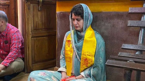 కర్ణాటక ఫలితాలు: సంబరాల్లో కాంగ్రెస్.. సంచలన ట్వీట్; సిమ్లాలో ప్రియాంక పూజలు!!