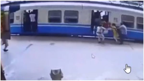కదులుతున్న రైలు ఎక్కబోయిన యువతిని కాపాడిన మహిళా కానిస్టేబుల్ (వీడియో)