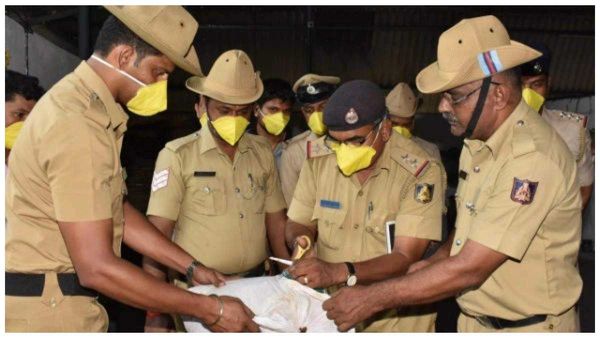 మైండ్ బ్లాక్, బెంగళూరు స్లమ్ ల్లో రూ. 20 కోట్ల డ్రగ్స్ సీజ్, అసెంబ్లీ ఎన్నికల ఎఫెక్ట్ !