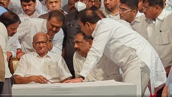 Sharad Pawar.. సంచలనం: కన్నీరు పెట్టిన కార్యకర్తలు: వేదికపైనే చుట్టుముట్టారు