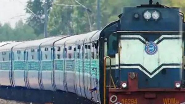 స్టాప్ లో ఆగకుండా వెళ్లిన రైలు- కిలోమీటర్ వెనక్కి వచ్చి ప్రయాణికుల్ని ఎక్కించుకున్న వైనం..