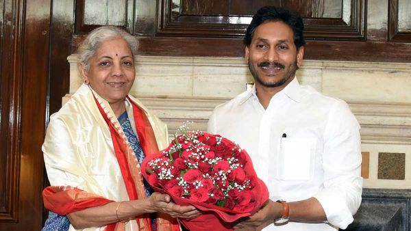YS Jagan: కేంద్ర ఆర్థిక శాఖ మంత్రి నిర్మలా సీతారామన్‍తో సీఎం జగన్ భేటీ..