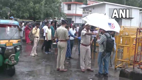 ఢిల్లీ రైల్వే స్టేషన్ ఆవరణలో విద్యుత్ షాక్ తగిలి మహిళ మృతి