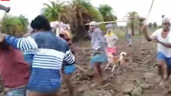 భూ వివాదంలో రెచ్చిపోయిన ప్రత్యర్థులు: గొడ్డళ్లు, కత్తులతో దాడి; ముగ్గురు మృతి