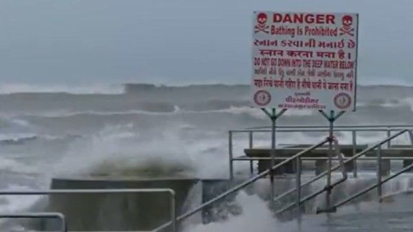 ‘బిపార్జోయ్’ రెడ్ అలర్ట్: 15న తీరాన్ని తాకనున్న తీవ్ర తుపాను, జుహూ బీచ్‌లో నలుగురు గల్లంతు