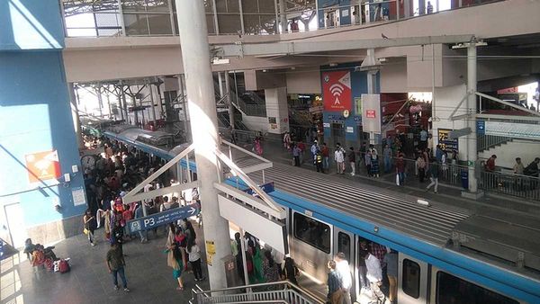 హైదరాబాద్ మెట్రో షాకింగ్ నిర్ణయం: ఇక స్టేషన్లలో ఆ ఛార్జీలు కూడా వసూలు