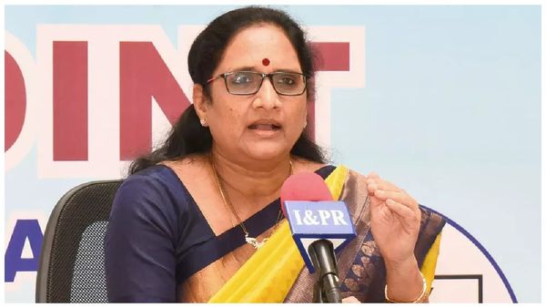 జగన్ ఫ్యామిలీపై పోస్టులు పెడుతున్నా.. ! మహిళా కమిషన్ ఛీఫ్ వాసిరెడ్డి పద్మ ఆవేదన..