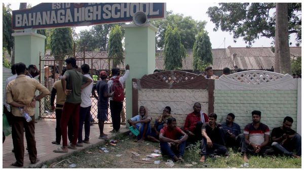 ఆ స్కూల్‌లో దెయ్యాలు తిరుగుతున్నాయ్: పిల్లలను పంపని పేరెంట్స్: భయాందోళనలు