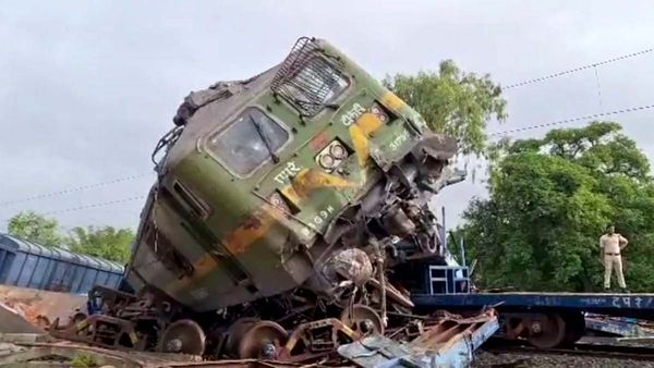 బెంగాల్ లో ఢీ కొన్న రెండు రైళ్లు - పట్టాలు తప్పిన 12 బోగీలు, 14 రైళ్లు రద్దు..!!