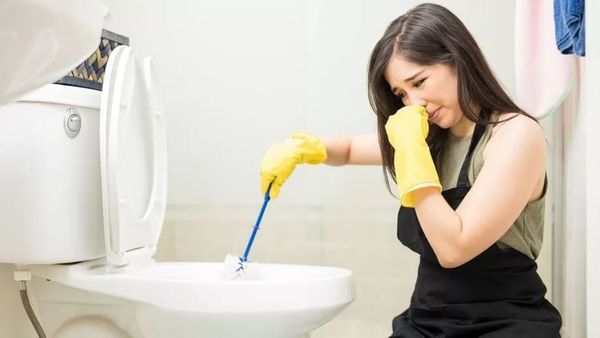 బాత్‌రూమ్‌ శుభ్రం చేసినా దుర్వాసన పోవటం లేదా? అయితే ఈ టిప్స్ ట్రై చెయ్యండి