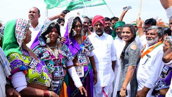 పాదయాత్రలో విచిత్ర ఘటన.!మీటర్లు లేని ఇళ్లకు వేలల్లో కరెంటు బిల్లులు.!అవాక్కయిన భట్టి.!