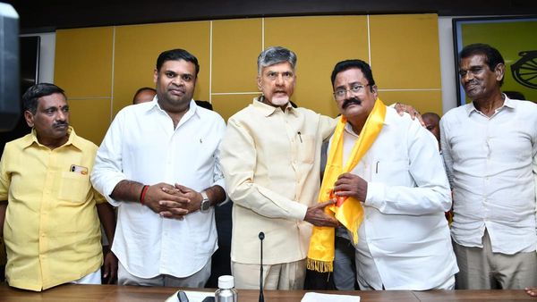 మాజీ ఎమ్మెల్యేను కండువా కప్పి ఆహ్వానించిన చంద్రబాబు