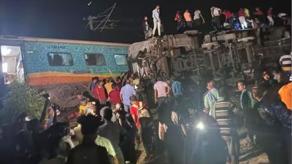గూడ్స్ రైలును ఢీకొట్టిన కోరమాండల్ ఎక్స్‌ప్రెస్‌: పలువురు మృతి, 300 మందికి గాయాలు