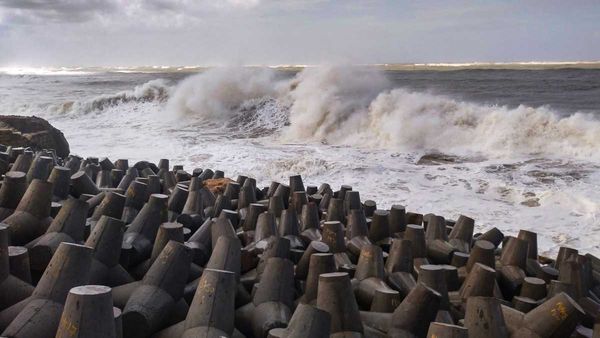 తుపానుపై అప్రమత్తంగా ఉండండి