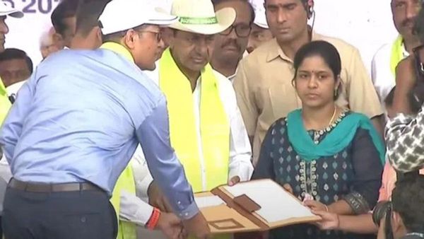 హత్యకు గురైన శ్రీనివాసరావు భార్యకు డిప్యూటీ ఎమ్మార్వో జాబ్ నియామక పత్రం అందించిన కేసీఆర్