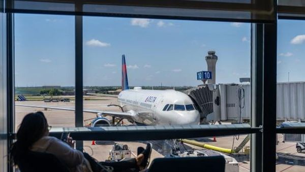 Flight: ఫ్లైట్‍లో అప్ అండ్ డౌన్ చేస్తున్న విద్యార్థిని.. పైసలు ఎక్కువుండి కాదు..