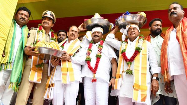 గోల్కొండలో ఆషాఢ తొలి బోనాలు ప్రారంభం: పట్టువస్త్రాలతో మంత్రులు, సందడిగా..