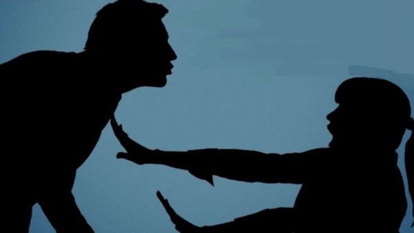 రాత్రి మహిళా కార్పొరేటర్‌కు ప్రజాప్రతినిధి ఫోన్, అసభ్య మాటలతో వేధింపులు