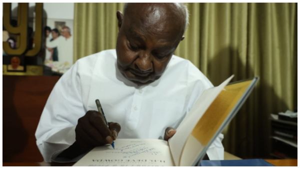 మోదీకి మాజీ ప్రధాని అండ, నమో విద్యానిధి స్కాలర్ షిప్ లు, సోనియా గాంధీకి చెక్ !