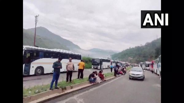 Himachal Landslide: హిమాచల్ లో విరిగిపడిన కొండచరియలు- 200 మందికి నరకయాతన..