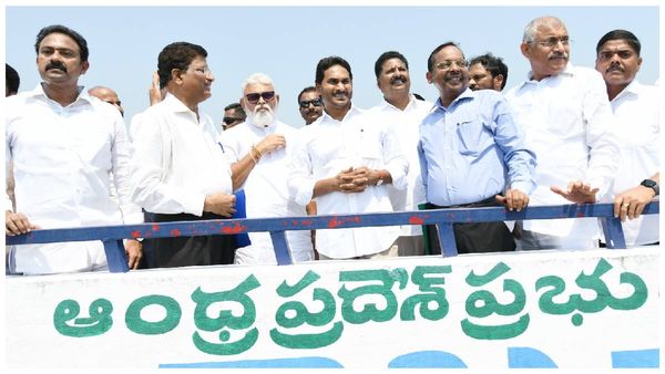 పోలవరం ప్రాజెక్టును పరిశీలించిన జగన్- అధికారులతో సమీక్షలో కీలక ఆదేశాలు..