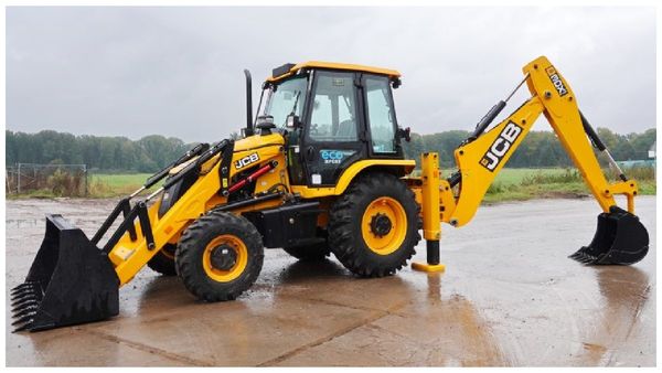 అర్దరాత్రి యముడి రూపంలో వచ్చిన జేసీబీ, పాపం పొలంలో కూలీలు అందరూ !