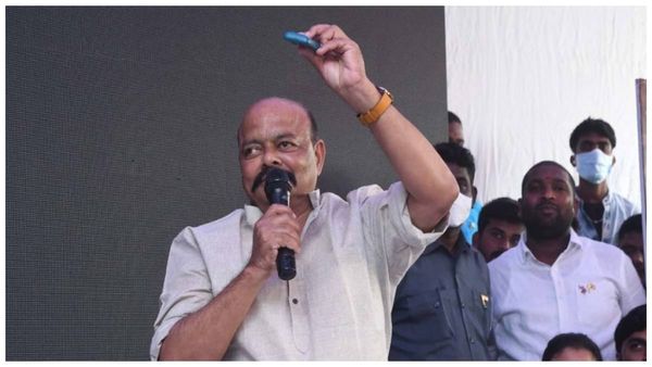 మా వాళ్ళ జోలికొస్తే క్రేన్ కు ఉరేసి వేలాడదీస్తా: కొండా మురళి వార్నింగ్!!