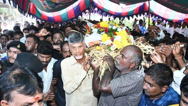 దయాకర్ రెడ్డి పాడె మోసిన టీడీపీ అధినేత చంద్రబాబు..!!