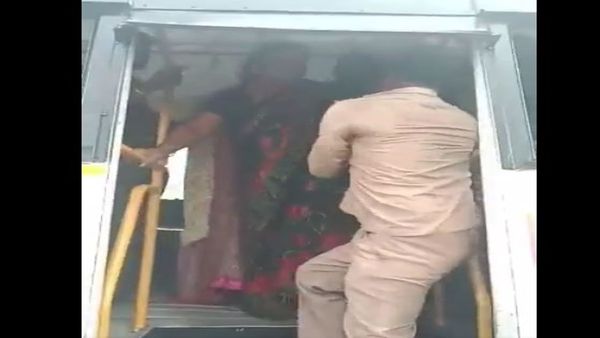 నీతో పనేంటి- ఆర్టీసీ బస్ నుంచి కండక్టర్‌ను గెంటేసిన మహిళా ప్రయాణికులు