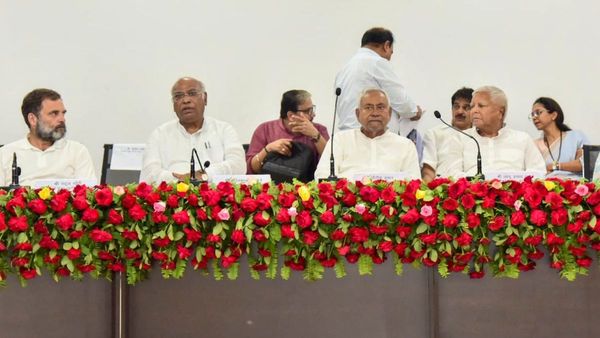 రాహుల్ గాంధీపై లాలూ జోకులు- పడీ పడీ నవ్విన సీఎం