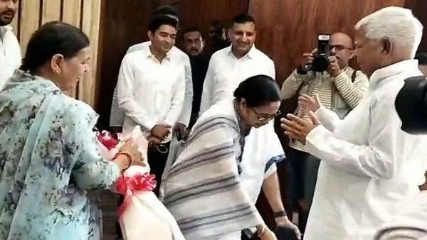 లాలూకు మమత పాద నమస్కారం- కీలక భేటీకి ముందు అనూహ్యం