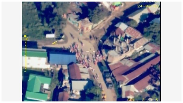 భద్రతా బలగాలను ముట్టడించిన 1500 మహిళల గుంపు: 12 మంది మిలిటెంట్ల విడుదల