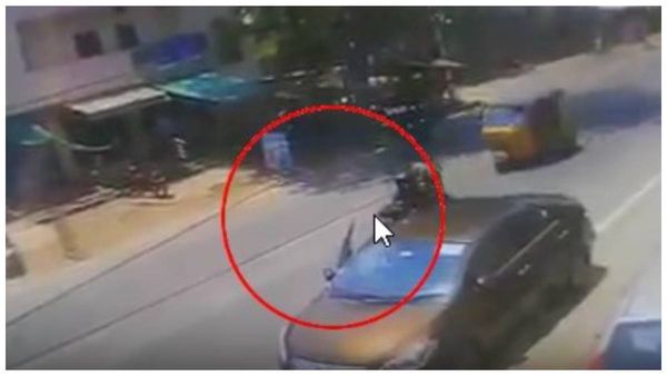 నడిరోడ్డుపై కారు ఆపి డోరు తెరిచిన డ్రైవర్.. రెండేళ్ల చిన్నారి మృతి (వీడియో)