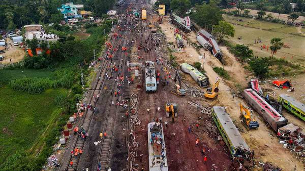 ట్రాక్ పునరుద్దరణ, 51 గంటల్లోనే పూర్తి - అక్కడే రైల్వే మంత్రి మకాం..!!