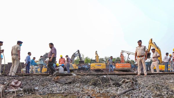 ఎయిమ్స్ ఆసుపత్రి ముందు అవస్థలు, రైలు ప్రమాదంలో చనిపోయింది ఎవరు ?, మావాళ్లు !