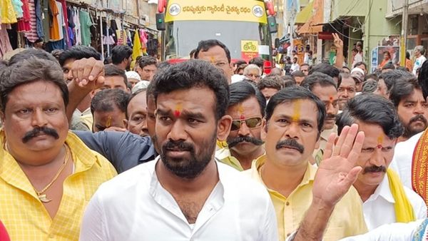 పరిటాల శ్రీరామ్‌పై కేసు నమోదు.. బస్సు యాత్రలో ఆ ఘటన ఎఫెక్ట్!!