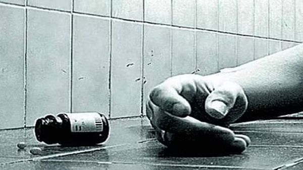 పోలీస్ స్టేషన్ లో సైనెడ్ తాగి ఆత్మహత్య చేసుకున్న యువకుడు, బంగారు నగలు!