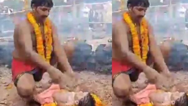 వేడివేడి పాలతో పసిబిడ్డకు స్నానం చేయించి పూజలు చేసిన పూజారి, వింత ఆచారం!