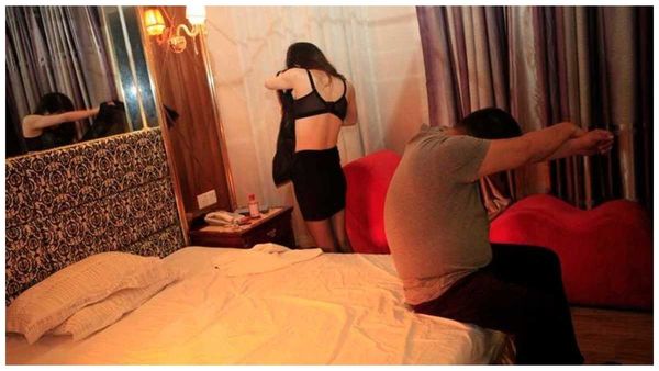 Prostitution: స్పా ముసుగులో వ్యభిచారం.. డాక్టర్ కాలేక ఈ పని..!