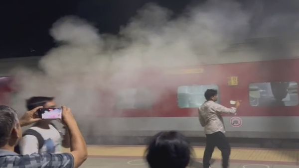 పూరీ ఎక్స్‌ప్రెస్ బోగీలో చెలరేగిన మంటలు