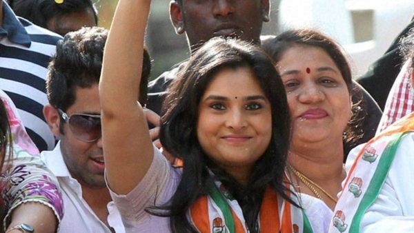 ఫైర్ బ్రాండ్ సిట్టింగ్ ఎంపీ మీద పోటీ చేస్తున్న నటి రమ్యా, డీకేశీ స్కెచ్ తో షాక్ !