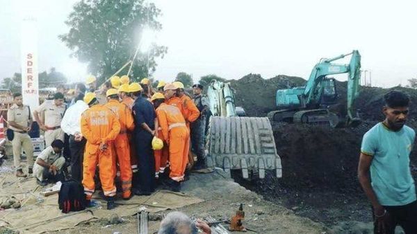 Bore Well: 100 అడుగుల లోతుకు చిన్నారి.. కొనసాగుతోన్న రెస్క్యూ ఆపరేషన్..