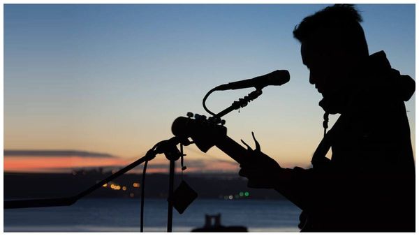 అమ్మాయిని రేప్ చేసి ఫోటోలు సోషల్ మీడియాలో పోస్టు చేసిన ఫేమస్ సింగర్ !