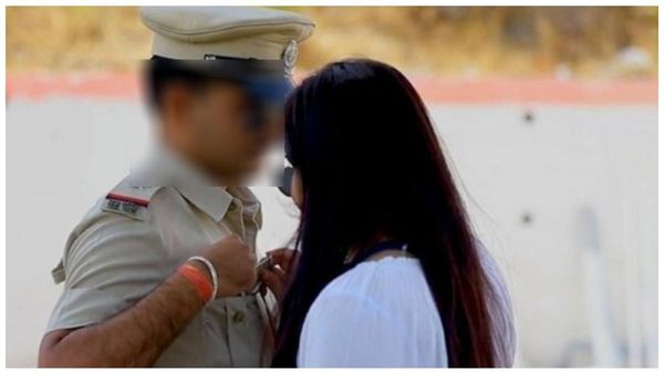 లవ్ మ్యారేజ్, ఎస్ఐ భార్య అనుమానాస్పదంగా ?, సార్ కు చుక్కలు చూపించి !