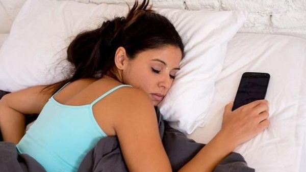 నిద్రలేచిన వెంటనే ఫోన్ చూస్తున్నారా? అయితే మీ ఫ్యూచర్, ఆరోగ్యం ఇలా!!