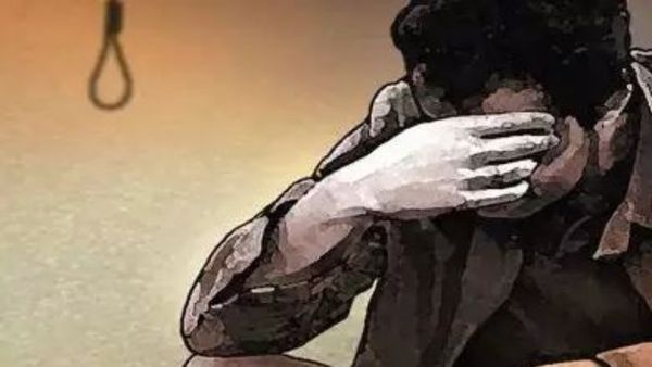 హైదరాబాద్ ప్రియురాలి ఇంట్లో ఉరి వేసుకున్న లైవ్ బ్యాండ్ ఓనర్, రాత్రి ?