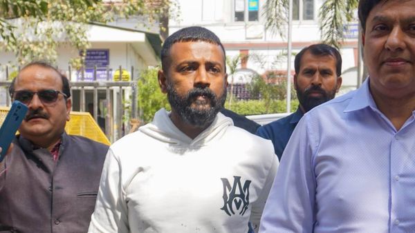 పీఎం మోడీని పొగిడి.. వారికి 10కోట్ల విరాళం: మనీలాండరింగ్ కేసు నిందితుడు సుఖేష్ చంద్రశేఖర్!!