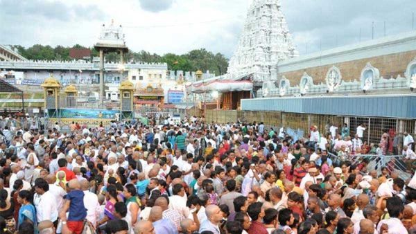Tirumala: తిరుమలలో పోటెత్తిన భక్తులు.. నిండిపోయిన 31 కంపార్టుమెంట్లు..