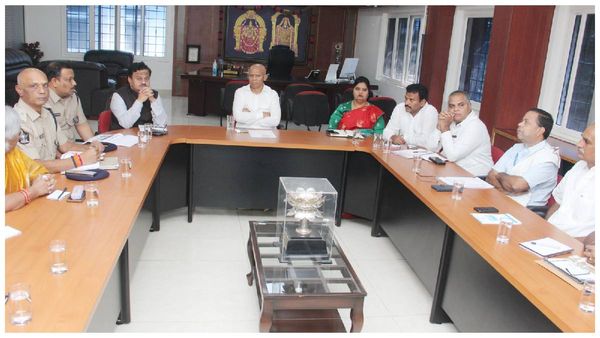 తిరుమల ఘాట్ రోడ్లలో అలా జరగకుండా చూస్తాము, మొబైల్ లో మాట్లాడుతూ వెళితే !